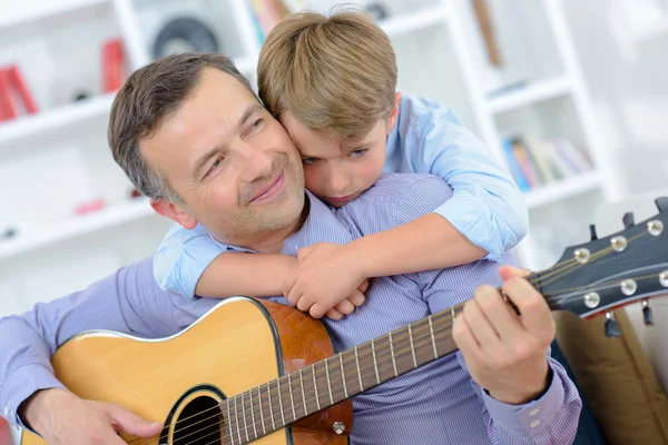 Playing guitar and man — Stock Photo, Image