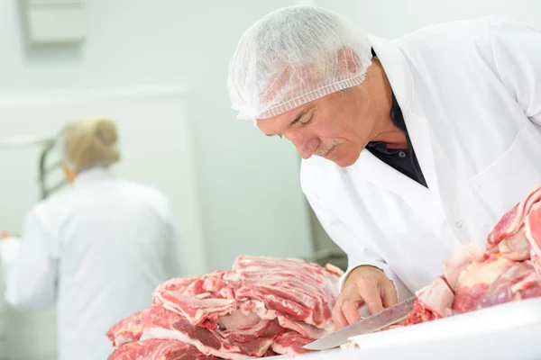 Homem cortando carne — Fotografia de Stock