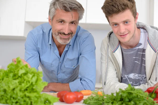 Homens sentados à mesa — Fotografia de Stock