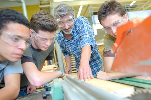 Studenten beobachten, wie eine Maschine funktioniert — Stockfoto