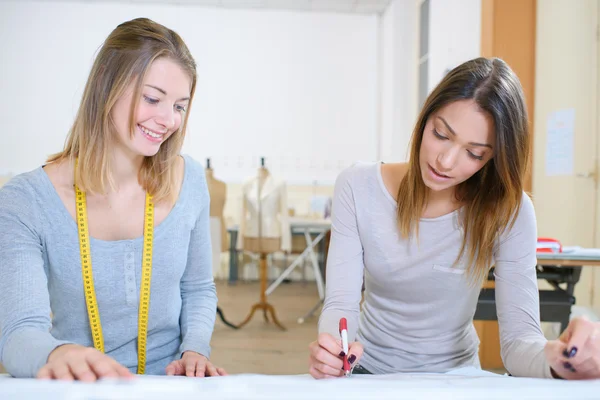 Frauen im Textilunterricht — Stockfoto