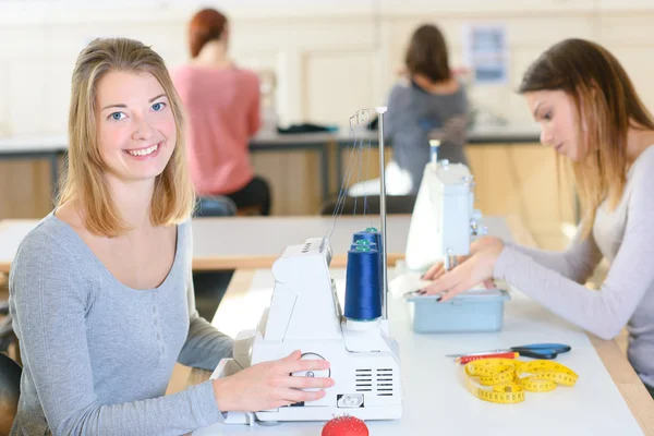 Meninas em classe de costura — Fotografia de Stock