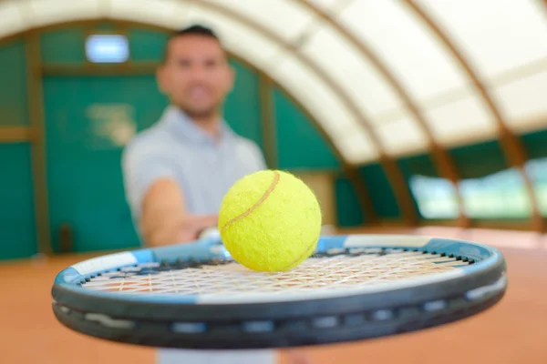 Man holding a tennis racket — Stock Photo, Image