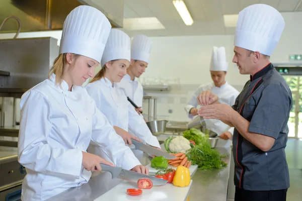 Chef-kok kijken stagiairs op werken — Stockfoto