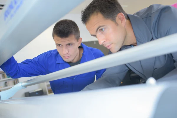 Tecnici che lavorano sulla macchina — Foto Stock