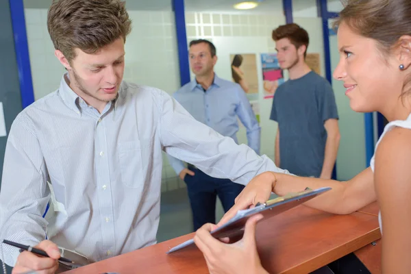 Invullen van formulieren en man — Stockfoto