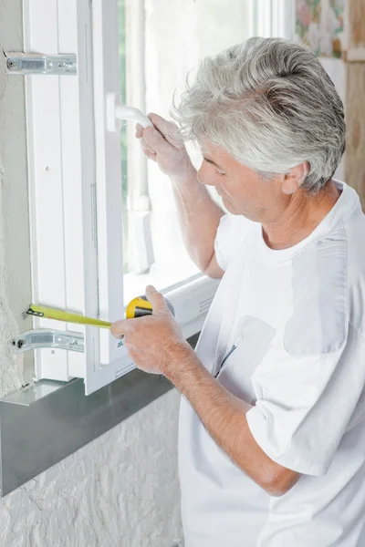 Medir una ventana y un toldo — Foto de Stock