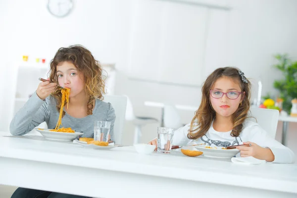 Jonge meisjes met lunch — Stockfoto