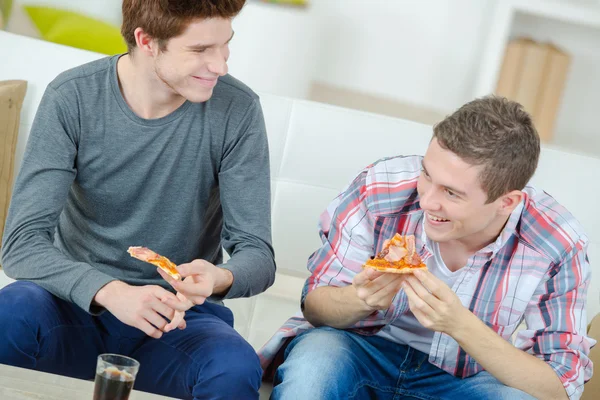 Vänner dela en pizza Hemma — Stockfoto