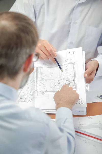 Two men looking at plans — Stock Photo, Image