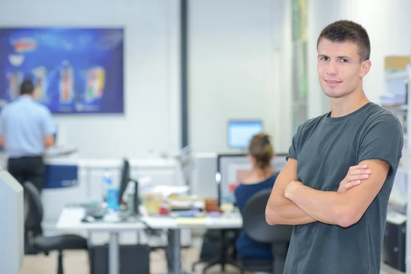 Joven en la oficina — Foto de Stock