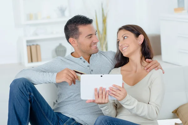 Pareja usando tableta y adultos — Foto de Stock