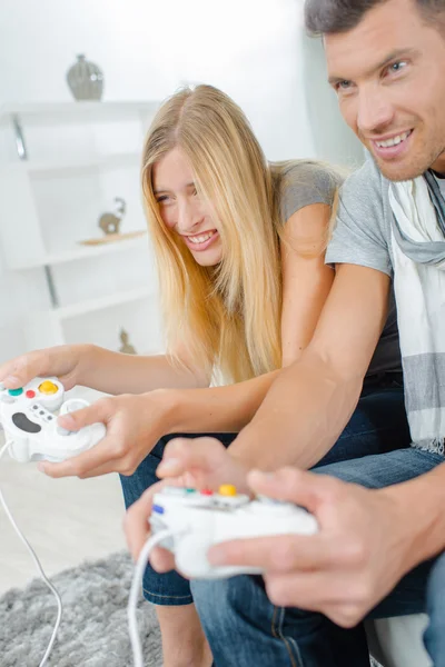 Pareja joven jugando un videojuego — Foto de Stock