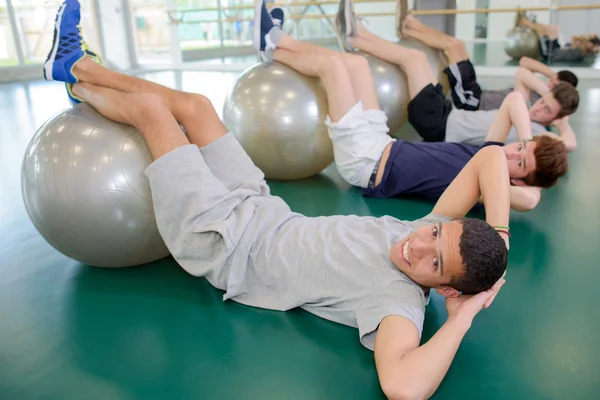 Gym ball a muž — Stock fotografie