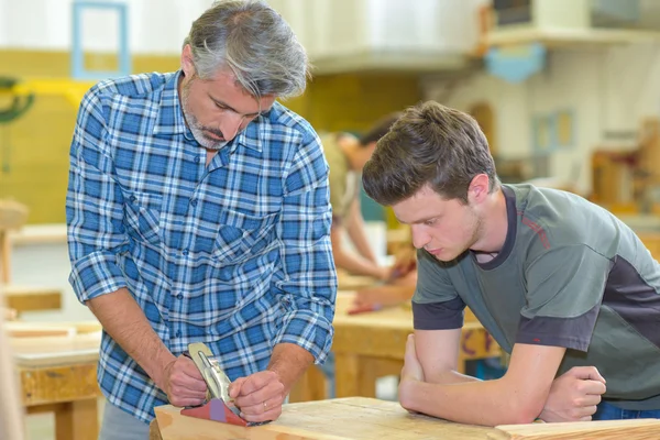 Met behulp van een planer en twee — Stockfoto