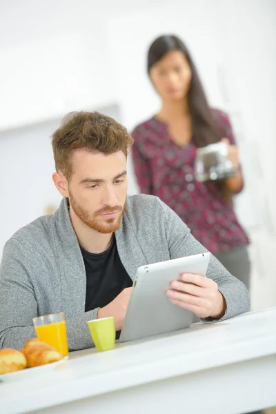 Verificando seus e-mails durante o café da manhã — Fotografia de Stock