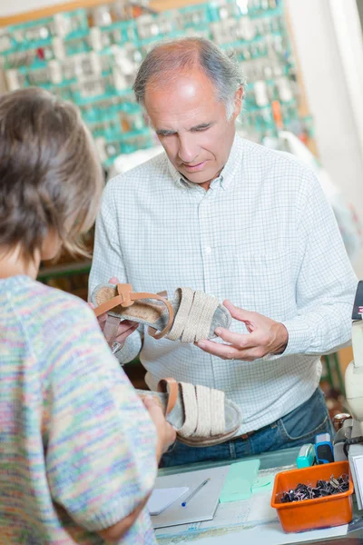 Ervaren schoenmaker en accessoires — Stockfoto