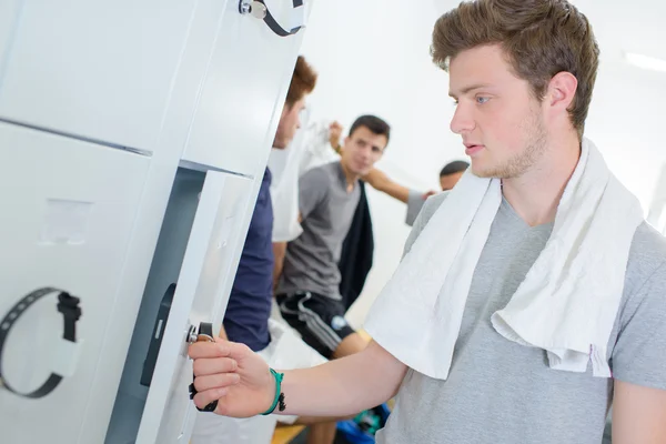 Jeunes hommes dans les vestiaires — Photo