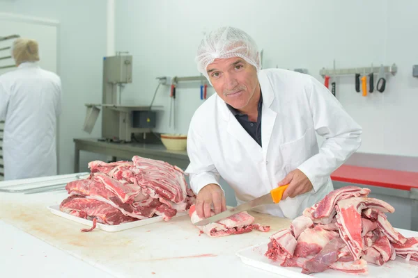 Hombre cortando carne y hombre — Foto de Stock