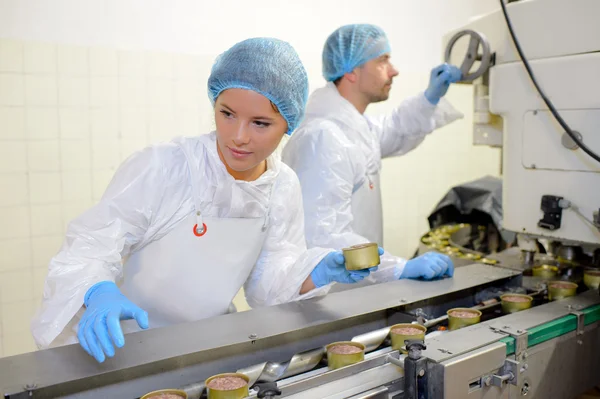 Trabalhadores na linha de produção alimentar — Fotografia de Stock