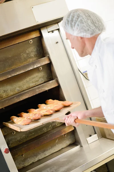 Baguettes frescos saliendo del horno — Foto de Stock