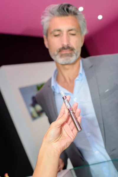 Presenting an e-cigarette and man — Stock Photo, Image
