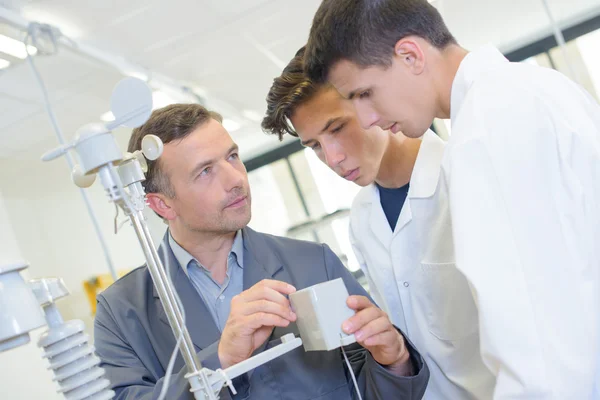 Docent elektrakast tonen aan studenten — Stockfoto