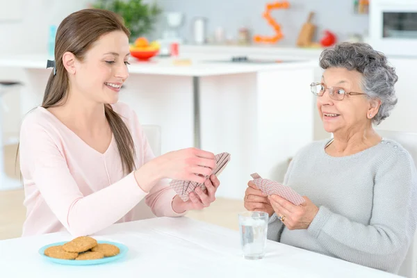 Jugar a las cartas con la abuela — Foto de Stock