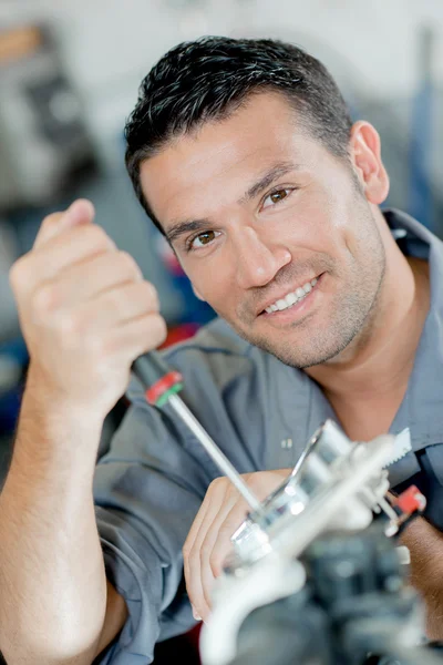 Mechaniker arbeitet an einem Motor — Stockfoto