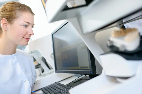 女牙医坐在她的电脑 — 图库照片