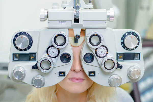Mujer examinándose los ojos — Foto de Stock