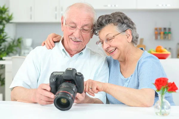 Resimleri baktıktan yaşlı çift — Stok fotoğraf