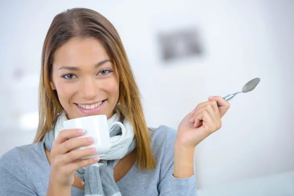 Señora sosteniendo taza y cuchara — Foto de Stock