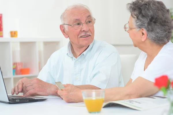 Pareja de ancianos con portátil — Foto de Stock