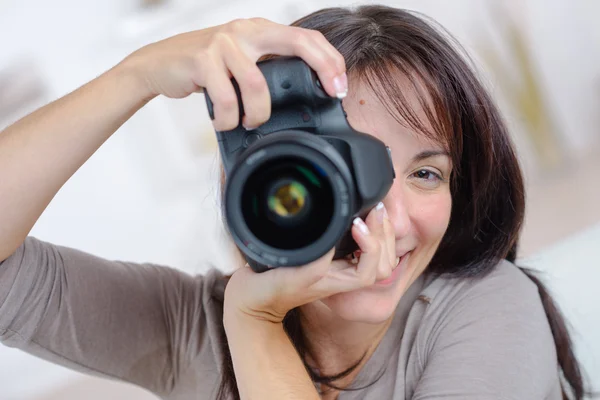 Donna che scatta una fotografia — Foto Stock