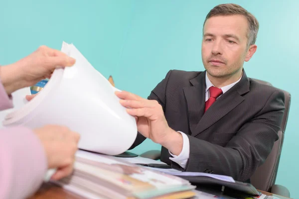 Mens doormaakt catalogus met klant — Stockfoto