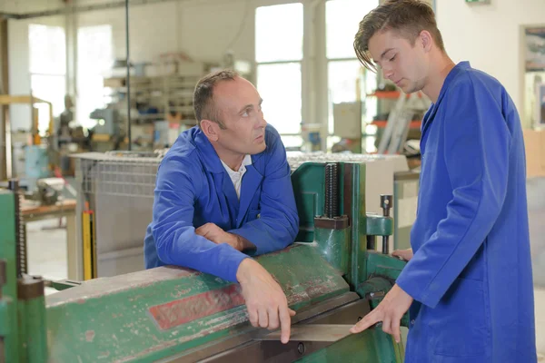 Ingenieur unterweist Lehrling und Ingenieur — Stockfoto