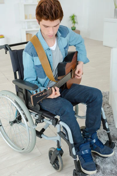 Handikappad tonåring spela gitarr — Stockfoto