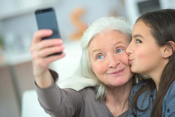 Selfie med mormor och bakgrund — Stockfoto