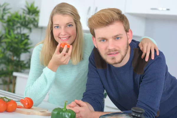 Jovem casal cozinhar na cozinha — Fotografia de Stock