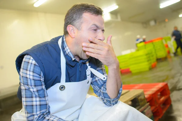 Trabajador cansado y hombre — Foto de Stock