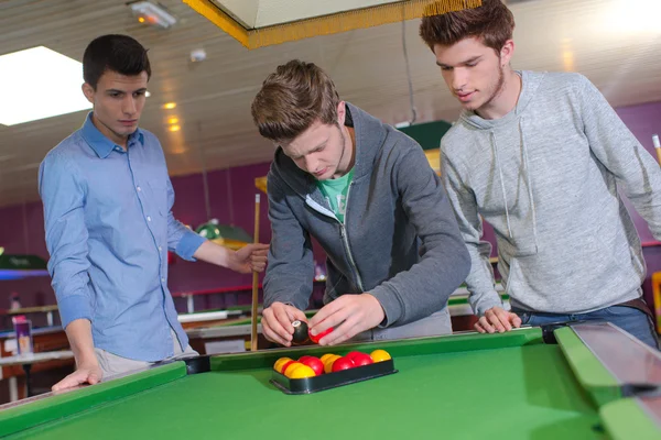 Garçons jouer billard et jeunes — Photo