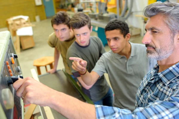 Studente che indica come tutor accende la macchina — Foto Stock