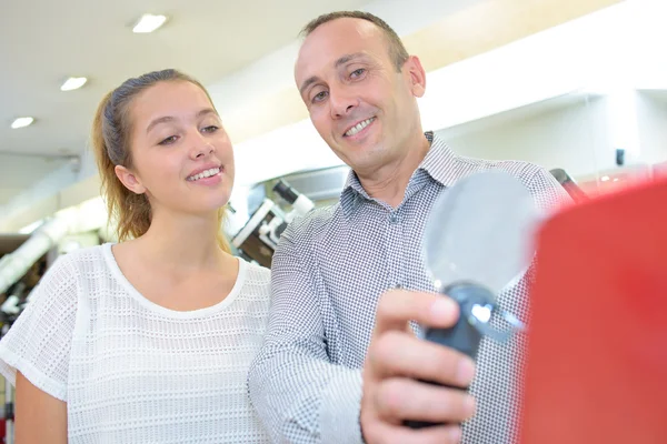 Homme et jeune femme regardant à travers la loupe — Photo