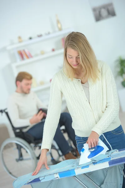 Donna stiratura per il suo fidanzato disabili — Foto Stock