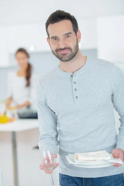 Mann mit einem Teller und einem Weinglas — Stockfoto