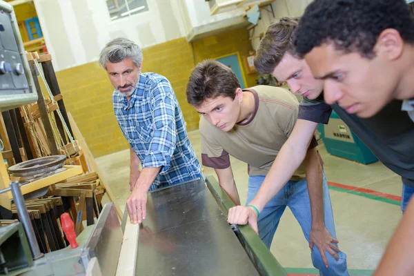 Misurazione blocco di legno e uomo — Foto Stock