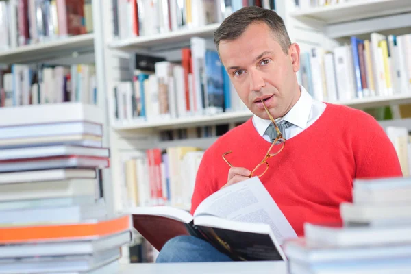 Portrait of middle aged man in library — Stock Photo, Image