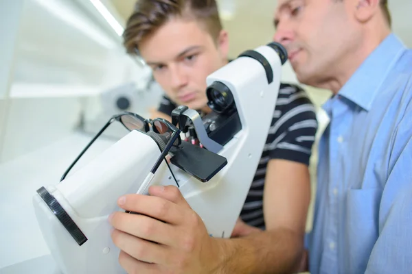 Поляризующий микроскоп и человек — стоковое фото