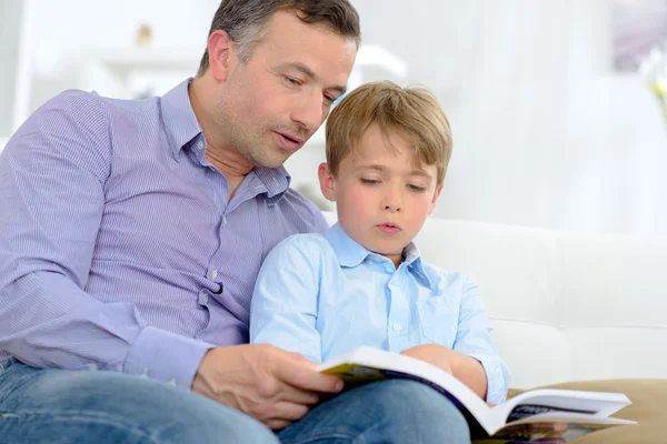 Dospělí a děti čtení — Stock fotografie